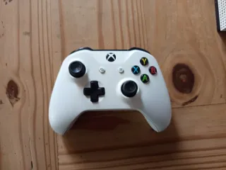Xbox One S Blanca con Mando