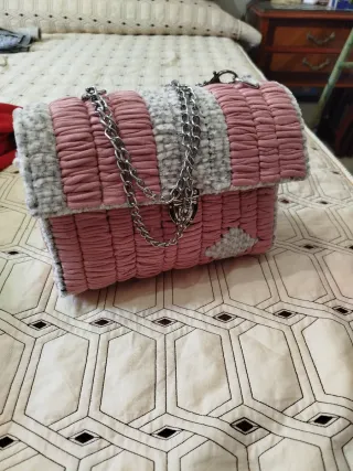 Bolso artesanal rosa y gris
