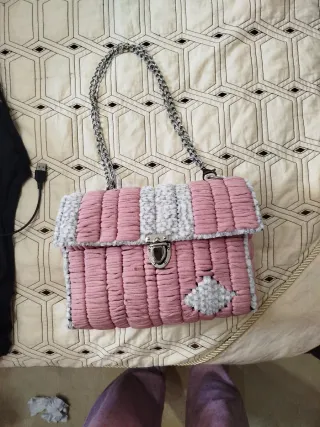 Bolso artesanal rosa y gris