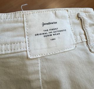 Pantalón ancho color crema. 
