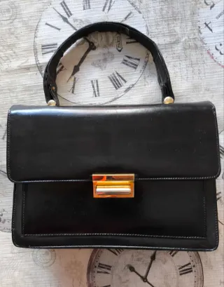 Bolso negro vintage con cierre dorado