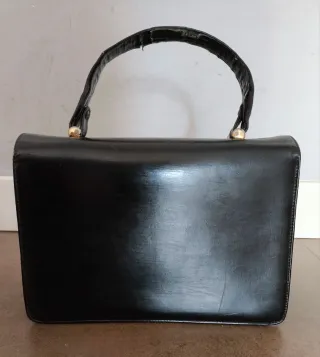 Bolso negro vintage con cierre dorado