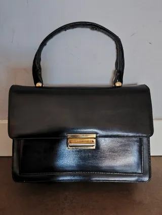 Bolso negro vintage con cierre dorado