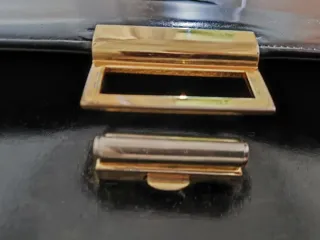 Bolso negro vintage con cierre dorado