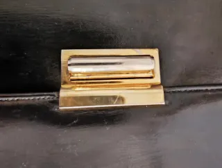 Bolso negro vintage con cierre dorado