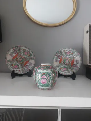 Set di 2 piatti e vaso decorato