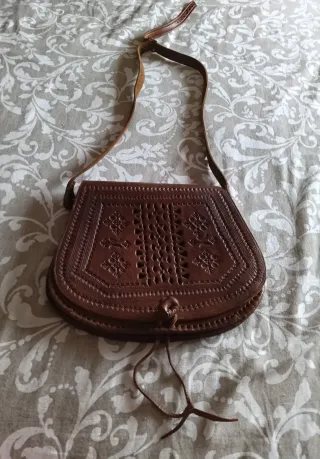 Bolso de cuero marrón artesanal
