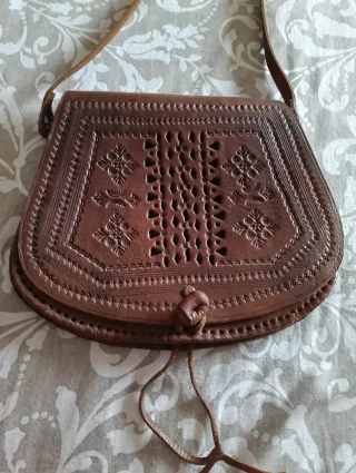 Bolso de cuero marrón artesanal