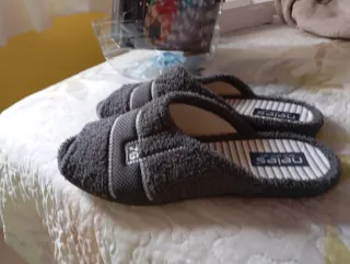 Zapatillas de casa neles griseshechas en España.