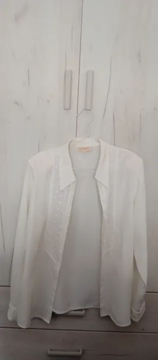 Camisa blanca con bordado