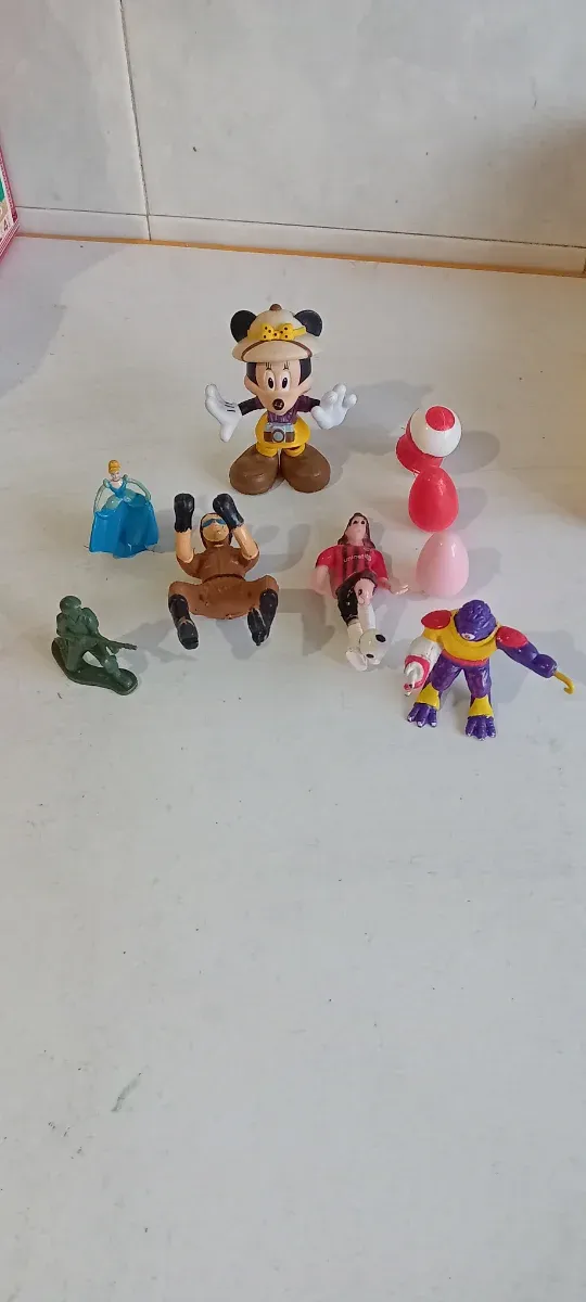 Lote de figuras de juguete variadas