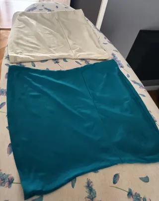 Dos tops (beige y verde azulado)