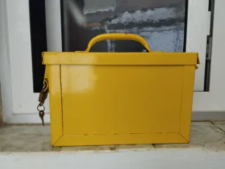 CAJA DE SEGURIDAD METALICA