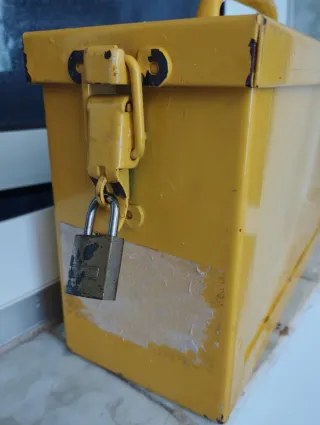 CAJA DE SEGURIDAD METALICA