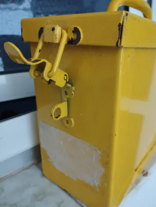 CAJA DE SEGURIDAD METALICA