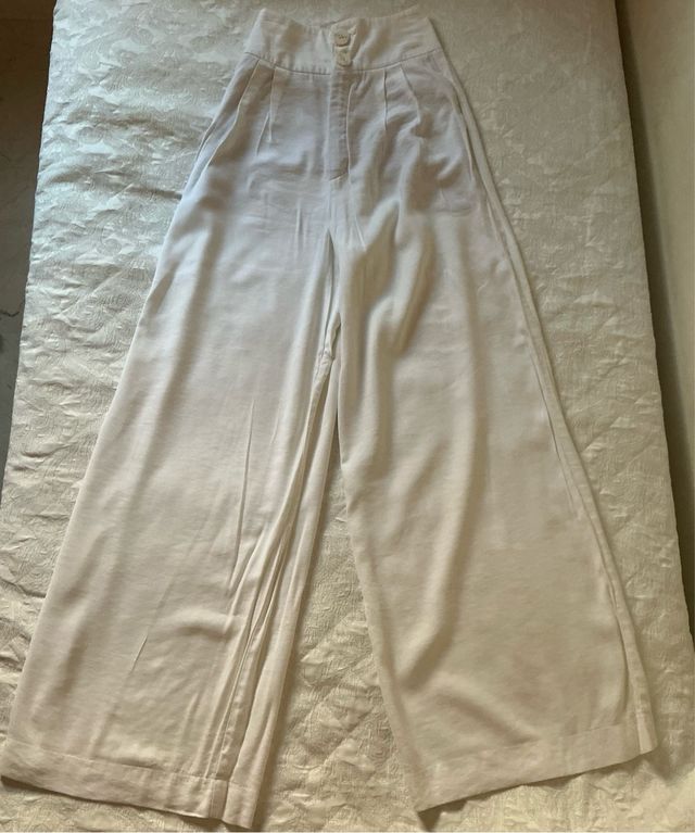 Pantalones anchos fluidos Stradivarius blancos