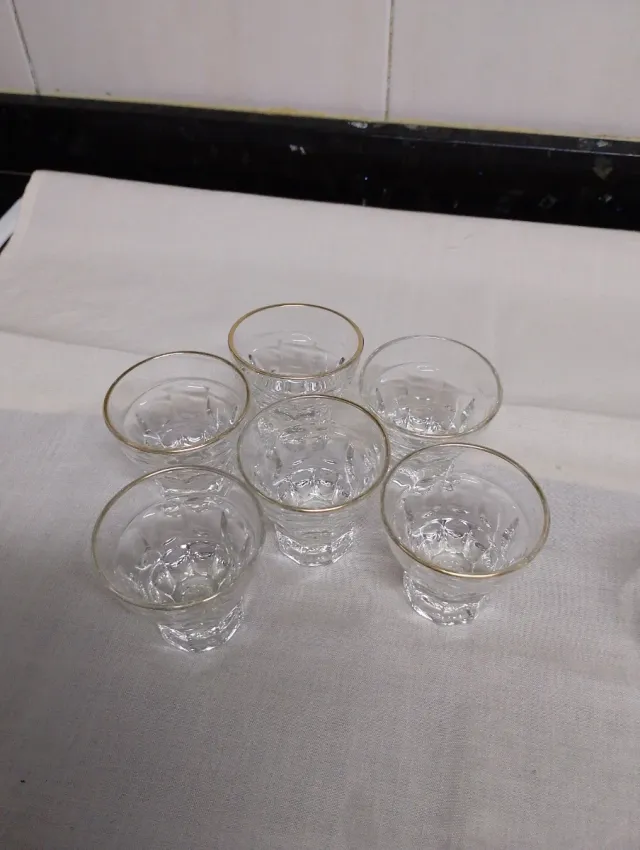 Vasos de chupito dorados y transparentes