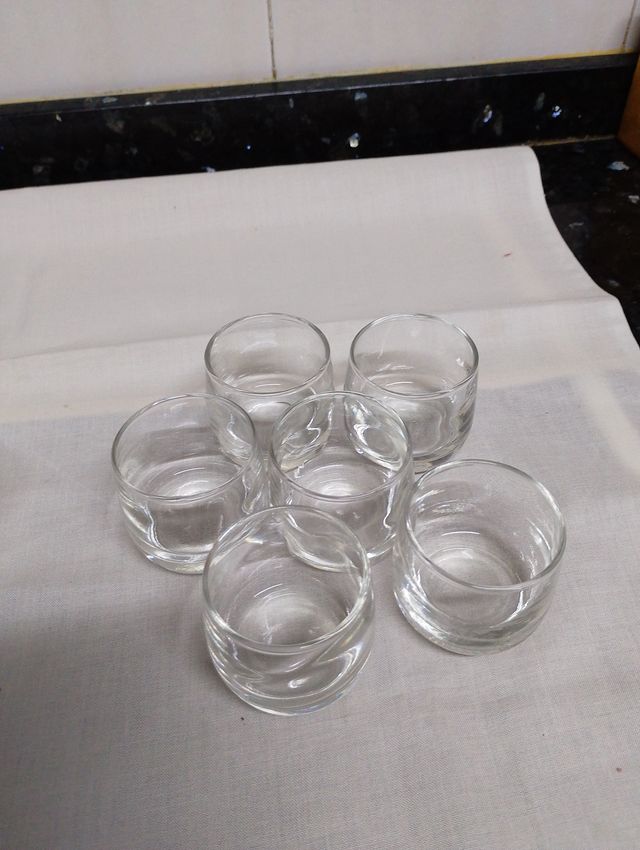 Vasos de chupito dorados y transparentes