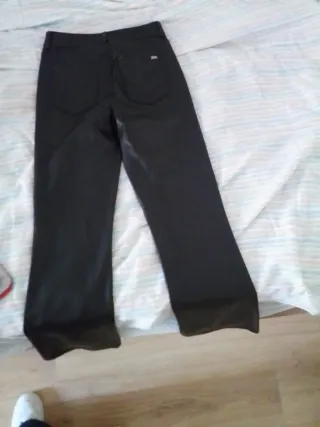 Pantalón de cuero negro flare