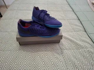 Botas de fútbol sala Nike azules y moradas