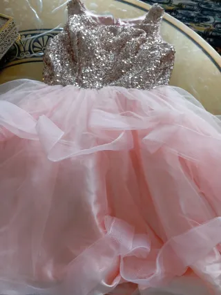 Vestido rosa y plateado con lentejuelas