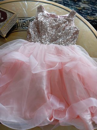 Vestido rosa y plateado con lentejuelas