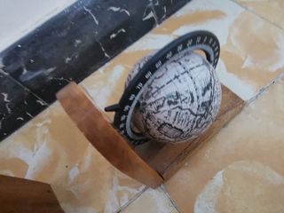 Tieni libri, globo, legno