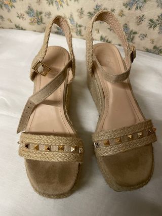 Sandalias Gogó cuña tachuelas beige y oro