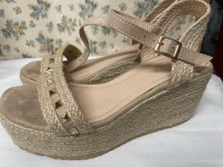 Sandalias Gogó cuña tachuelas beige y oro