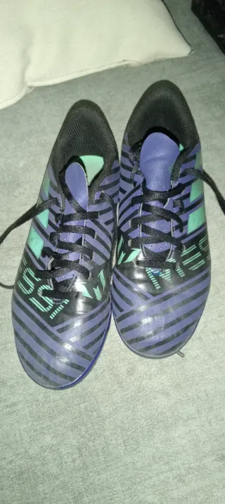 Botas de fútbol Adidas Nemeziz. 35