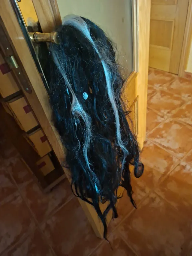 Peluca Halloween Negra con Rayas Blancas