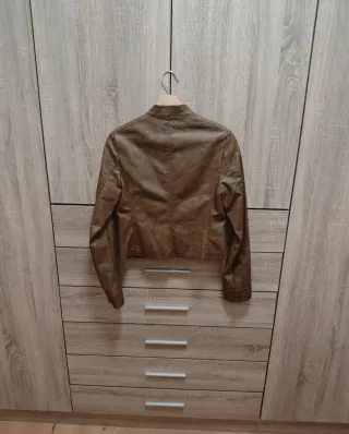 Chaqueta efecto piel marrón