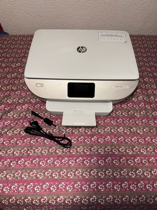 Impresora Multifuncional HP Plata y Blanca