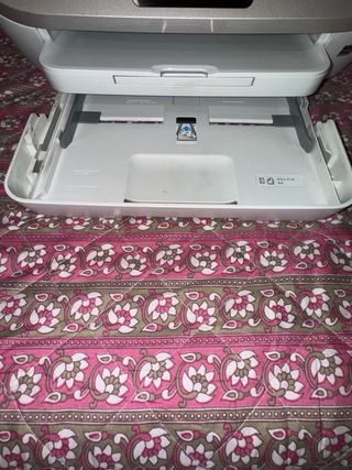 Impresora Multifuncional HP Plata y Blanca