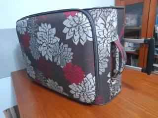 Maleta de viaje con ruedas y estampado floral