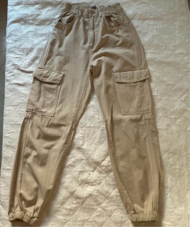 Pantalones cargo joggers Bershka beige