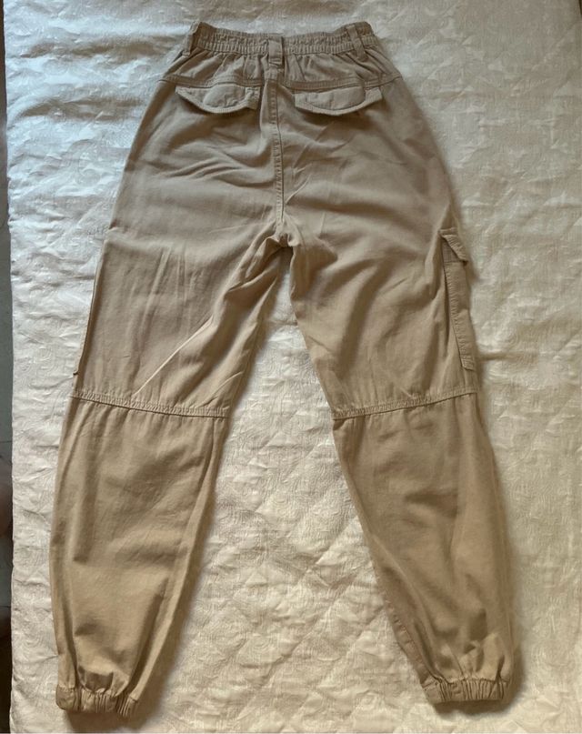 Pantalones cargo joggers Bershka beige