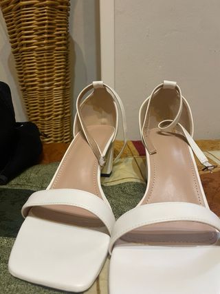 Zapatos de tacón negros con tiras elásticas 