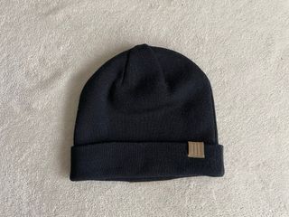 Gorro Adidas Negro con etiqueta de cuero