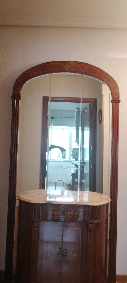 Mueble recibidor con espejo y mármol
