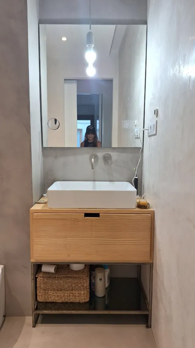 Mueble de baño madera y metal.