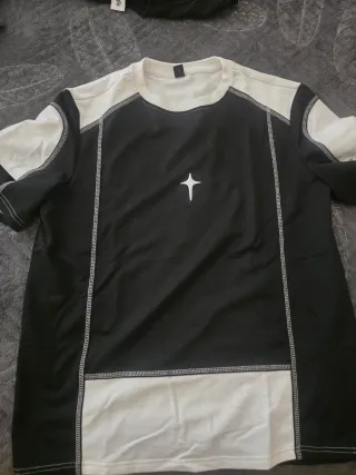 Camiseta Negra y Blanca con Cruz