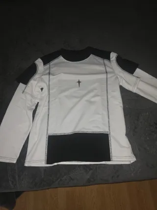 Camiseta Negra y Blanca con Cruz