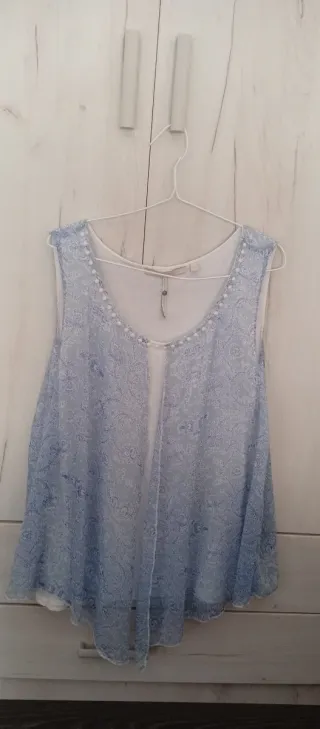 Camiseta sin mangas azul y blanca