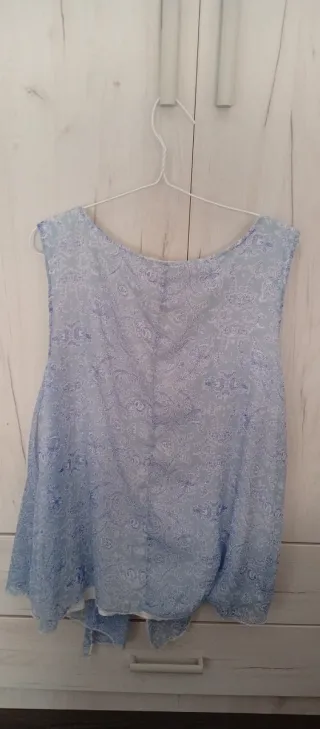 Camiseta sin mangas azul y blanca