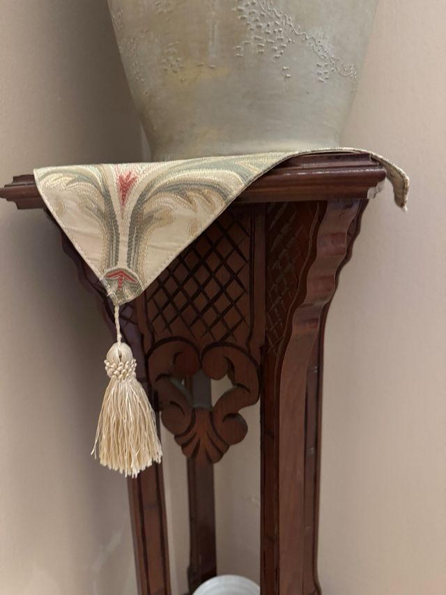 Jarrón de cerámica con pie de madera