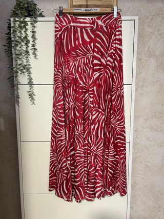 Falda larga estampada hojas roja y blanca