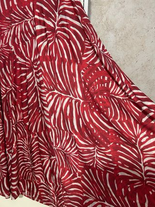 Falda larga estampada hojas roja y blanca