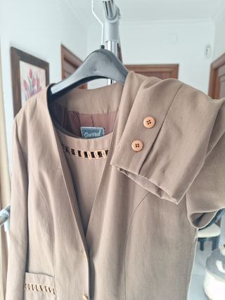 Traje de chaqueta y vestido marrón