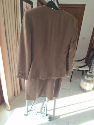 Traje de chaqueta y vestido marrón
